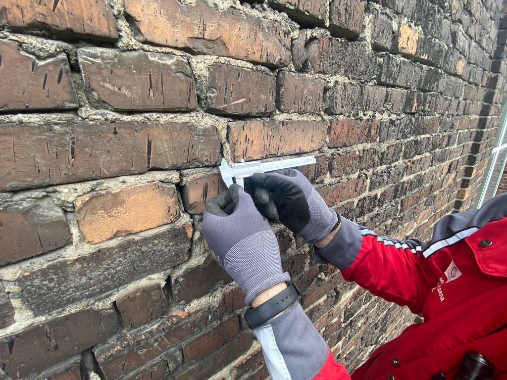 Измерение ширины раскрытия трещины в кирпичной стене